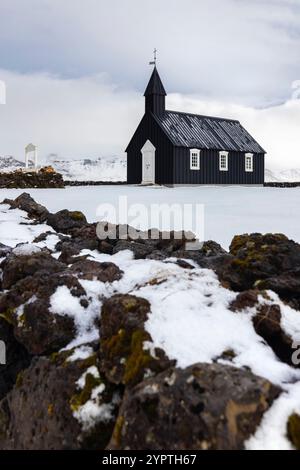 Blick auf die berühmte schwarze Kirche von Budir im Winter. Halbinsel Snaefellsnes, Westisland, Island. Stockfoto