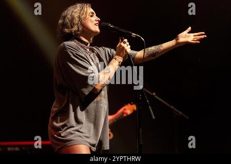 Exeter, Großbritannien, 30. November 2024. Blue Violet unter der Leitung von Sarah Gotley tritt im Exeter phoenix auf, als Teil ihrer Herbsttournee in Großbritannien, vor ihrem zweiten Album Faux Animoux. Quelle: Mark Passmore/ Alamy Live News Stockfoto