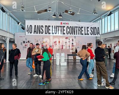 Paris, Frankreich, Crowd People, Besuch in der Ausstellung öffentliche Reklametafeln, Plakate, AIDS-Organisationen, HILFSORGANISATIONEN NGO Organisation, 40. Jahrestag, Slogan, Banner, Kampagne, 2024 Stockfoto