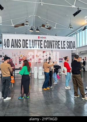 Paris, Frankreich, Crowd People, Besuch in der Ausstellung öffentliche Reklametafeln, Plakate, AIDS-Organisationen, HILFSORGANISATIONEN NGO Organisation, 40. Jahrestag, Slogan, Banner, Kampagne, 2024 Stockfoto