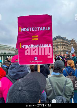 Menschenmenge, Protest gegen AIDS, 1. Dezember 2024, internationaler Tag gegen AIDS, SOS Homophobie, Anti-Homophobie Organisation, Protestzeichen, Slogan « U = U » Street Stockfoto