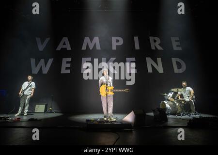 Manchester, England, 1. Dezember 2024. Vampirwochenende, die den ersten von zwei Abenden im o2 Apollo auf ihrer „Only God Was Over US“-Tour spielten. Quelle: Izzy Clayton/Alamy Live News Stockfoto