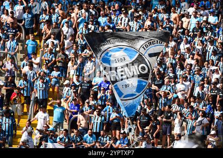 Porto Alegre, Brasilien. Dezember 2024. PORTO ALEGRE, BRASILIEN, 01. DEZEMBER: Gremio-Fans während des Spiels zwischen Gremio und Sao Paulo als Teil der Brasileirao 2024 in der Arena do Gremio am 1. Dezember 2024 in Porto Alegre, Brasilien. (Ricardo Rimoli/SPP) Credit: SPP Sport Press Photo. /Alamy Live News Stockfoto