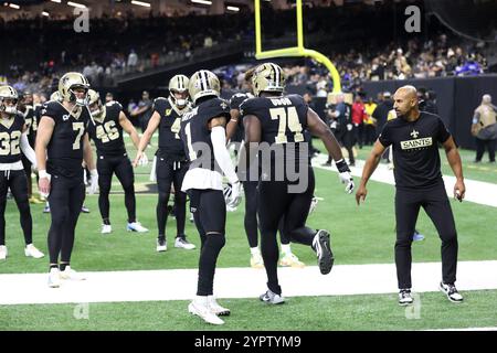 New Orleans, Usa. Dezember 2024. Die Mitglieder der New Orleans Saints begrüßen ihre Teamkollegen während eines National Football League-Wettbewerbs am Sonntag, den 1. Dezember 2024, im Caesars Superdome in New Orleans, Louisiana. (Foto: Peter G. Forest/SIPA USA) Credit: SIPA USA/Alamy Live News Stockfoto