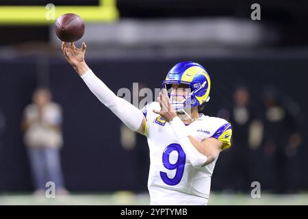 New Orleans, Usa. Dezember 2024. Los Angeles Rams Quarterback Matthew Stafford (9) versucht einen Pass während der Vorspielaktivität eines National Football League-Wettbewerbs im Caesars Superdome am Sonntag, den 1. Dezember 2024 in New Orleans, Louisiana. (Foto: Peter G. Forest/SIPA USA) Credit: SIPA USA/Alamy Live News Stockfoto