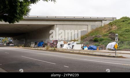 Los Angeles, Kalifornien, USA - 28. Mai 2023: Obdachlose Zelte am Straßenrand in Los Angeles, Kalifornien, USA. Stockfoto
