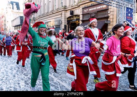 Liverpool, Großbritannien. Dezember 2024. Die Läufer treten während des jährlichen Liverpool Santa Dash an. Die Teilnehmer trafen in roten (und blauen) Santa Suits auf einer 5 km langen Strecke durch das Stadtzentrum von Liverpool, um das Claire House Kinderhospiz zu unterstützen. 8.500 Teilnehmer nahmen am 20. Jährlichen Liverpool Santa Dash Teil. (Credit Image: © Andy von Pip/SOPA Images via ZUMA Press Wire) NUR REDAKTIONELLE VERWENDUNG! Nicht für kommerzielle ZWECKE! Stockfoto