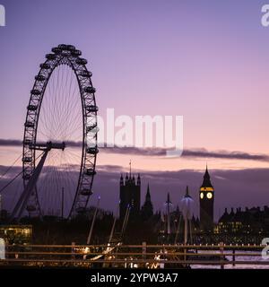 London, Großbritannien. Dezember 2024. Nach einem Tag mit starken Schauern und milden Temperaturen sieht der erste Tag im Dezember klaren Himmel bei Sonnenuntergang. Quelle: Imageplotter/Alamy Live News Stockfoto