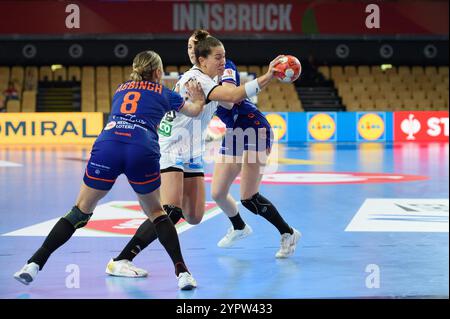 Lois Abbingh (8 Niederlande) schiebt Emily Bölk (20 Deutschland) beim Vorrundenspiel der Handball-Europameisterschaft 2024 in der Olympiahalle in Innsbruck. (Sven Beyrich/SPP) Credit: SPP Sport Press Photo. /Alamy Live News Stockfoto