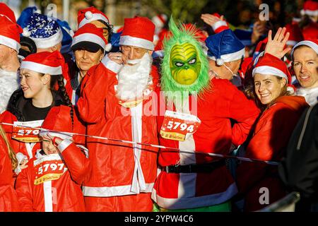 Liverpool, Großbritannien. Dezember 2024. Läufer machen sich bereit für den Liverpool Santa Dash. Die Teilnehmer trafen in roten (und blauen) Santa Suits auf einer 5 km langen Strecke durch das Stadtzentrum von Liverpool, um das Claire House Kinderhospiz zu unterstützen. 8.500 Teilnehmer nahmen am 20. Jährlichen Liverpool Santa Dash Teil. (Credit Image: © Andy von Pip/SOPA Images via ZUMA Press Wire) NUR REDAKTIONELLE VERWENDUNG! Nicht für kommerzielle ZWECKE! Stockfoto