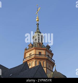 Blick nach oben auf den Turm und die Wetterfahne der Nikolaikirche Leipzig. Sachsen, Deutschland, Europa Stockfoto