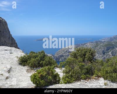 Der Calanques-Nationalpark bietet wunderschöne Wanderwege entlang der Klippen hoch über dem Mittelmeer Stockfoto