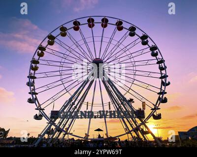 Riesenrad, Unteransicht eines Riesenrads bei Sonnenuntergang. San Diego County Fair, Kalifornien, USA. Juli Stockfoto