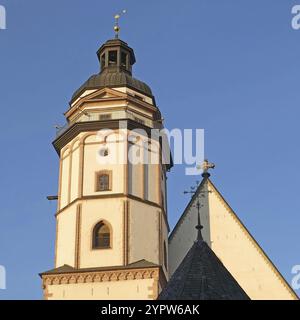 Blick nach oben auf den Turm und die Aussichtsplattform der Thomaskirche in Leipzig. Sachsen, Deutschland, Europa Stockfoto