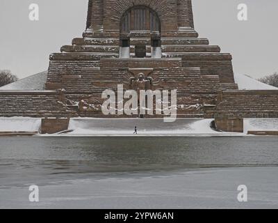 Einsamer Wanderer am winterlichen Voelkerschlachtdenkmal. Leipzig, Sachsen, Deutschland, Europa Stockfoto