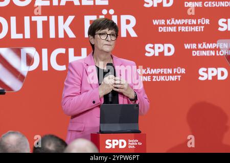 Berlin - 30. November 2024: Saskia Esken, Ko-Vorsitzende der SPD, spricht im Willy-Brandt-Haus während des sogenannten Wahlsiegkonferen Stockfoto