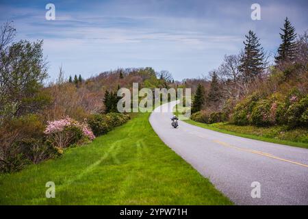 Blue Ridge Parkway, North Carolina - 4. Mai 2017: Blue Ridge Parkway, North Carolina - 4. Mai 2017: Einmaliges Motorrad auf dem Blue Ridge Parkway in Sprin Stockfoto