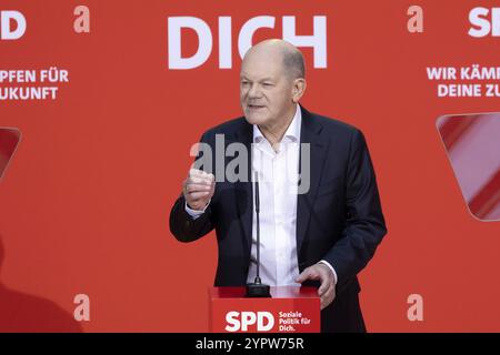 Berlin - 30. November 2024: OLAF Scholz, Bundeskanzler und SPD-Spitzenkandidat für die Bundestagswahl 2025, spricht im Willy B Stockfoto