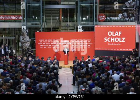 Berlin - 30. November 2024: OLAF Scholz, Bundeskanzler und SPD-Spitzenkandidat für die Bundestagswahl 2025, spricht im Willy B Stockfoto