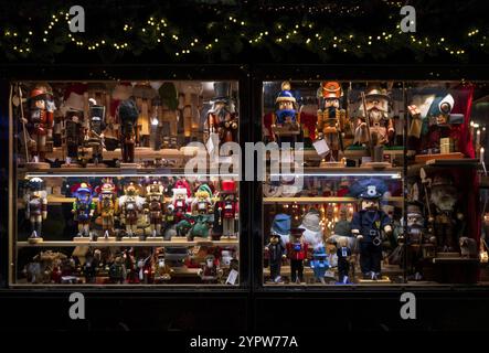 Nachtaufnahme, Ausstellung im Fenster eines Stalls, Räucherraucher, Kerzenbogen, Weihnachtspyramiden, Holzkunst aus dem Erzgebirge, Weihnachtsmarkt mit Stockfoto