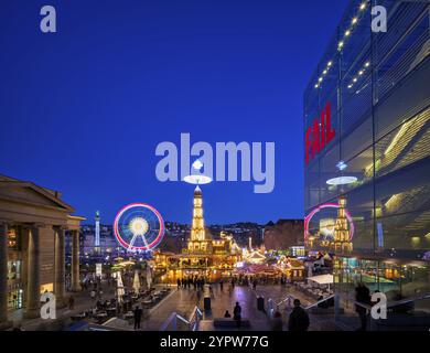 Weihnachtsmarkt mit Weihnachtspyramide, Reflexion im Kunstmuseum, Würfel, Riesenrad, neuer Palast, Jubiläumssäule, Concordia, Schlossplatz, Christus Stockfoto