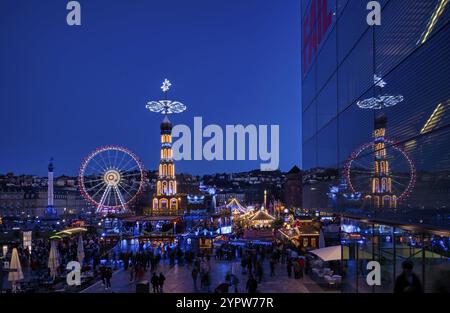 Weihnachtsmarkt mit Weihnachtspyramide, Reflexion im Kunstmuseum, Würfel, Riesenrad, neuer Palast, Jubiläumssäule, Concordia, Schlossplatz, Christus Stockfoto