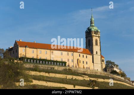 Historisches Schloss mit Turm auf einem Hügel unter blauem Himmel in der Abendsonne, Schloss Melnik, Kirche St. Peter und Paul, Melnik, Melnick, Elbe, CEN Stockfoto