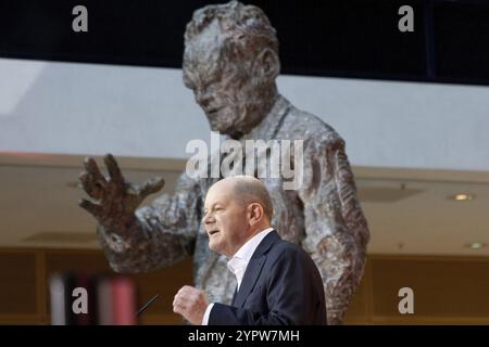 Berlin - 30. November 2024: OLAF Scholz, Bundeskanzler und SPD-Spitzenkandidat für die Bundestagswahl 2025, spricht vor t Stockfoto