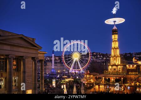 Weihnachtsmarkt mit Weihnachtspyramide, Riesenrad, neuem Palast, Jubiläumssäule, Concordia, Königsbau, Schlossplatz, weihnachtlich, Blaue Stunde, Stuttg Stockfoto