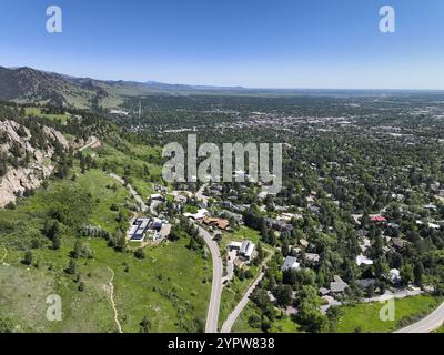 Luftaufnahme von Boulder City während der Sommersaison, Colorado, USA, Nordamerika Stockfoto