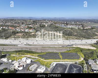 Luftaufnahme des Autobahnverkehrs mit kleinem Verkehr, Autobahnkreuz und -Kreuzung, San Diego Freeway Interstate 5, Kalifornien Stockfoto