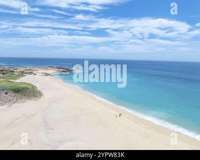 Blick aus der Vogelperspektive auf den tropischen Strand mit Resorts in Cabo San Jose, Baja California Sur, Mexiko, Mittelamerika Stockfoto