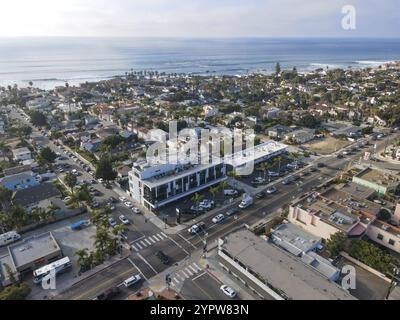 Aus der Vogelperspektive auf eine kleine Stadt mit einer kleinen Straße und einer Villa in La Jolla Hermosa, San Diego, Kalifornien, USA, Nordamerika Stockfoto