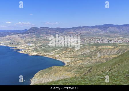 Blick vom Hang des Kap Meganom auf den Kapseltrakt und die Tokluk-Bergkette. Krim Stockfoto