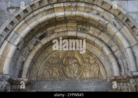 Tympanon mit Bildnis Christi in Majestät in seiner Mandorla und den vier Evangelisten, Basilika Saint-Just de Valcabrere, 12. Jahrhundert, Comminges, Frenc Stockfoto