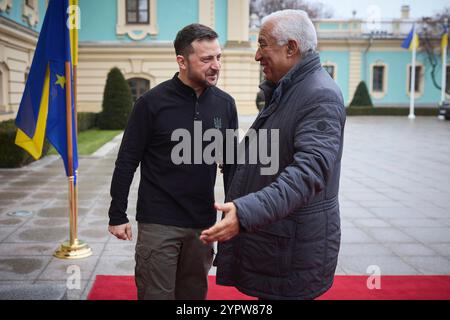 Kiew, Ukraine. Dezember 2024. Der ukrainische Präsident Wolodymyr Zelenskyj, links, begrüßt den neuen Präsidenten des Europäischen Rates Antonio Costa, rechts, bei der Ankunft im Mariinskyi-Palast am 1. Dezember 2024 in Kiew, Ukraine. Kredit: Ukrainischer Ratsvorsitz/Pressestelle Des Ukrainischen Präsidenten/Alamy Live News Stockfoto