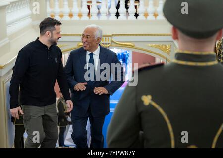 Kiew, Ukraine. Dezember 2024. Der ukrainische Präsident Wolodymyr Zelenskyj, links, eskortiert den neuen Präsidenten des Europäischen Rates Antonio Costa, rechts bei der Ankunft im Mariinskyi-Palast am 1. Dezember 2024 in Kiew, Ukraine. Kredit: Ukrainischer Ratsvorsitz/Pressestelle Des Ukrainischen Präsidenten/Alamy Live News Stockfoto