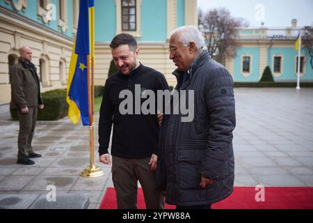 Kiew, Ukraine. Dezember 2024. Der ukrainische Präsident Wolodymyr Zelenskyj, links, begrüßt den neuen Präsidenten des Europäischen Rates Antonio Costa, rechts, bei der Ankunft im Mariinskyi-Palast am 1. Dezember 2024 in Kiew, Ukraine. Kredit: Ukrainischer Ratsvorsitz/Pressestelle Des Ukrainischen Präsidenten/Alamy Live News Stockfoto