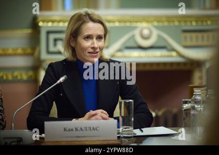 Kiew, Ukraine. Dezember 2024. Die neue EU-Außenministerin Kaja Kallas hört auf einem erweiterten bilateralen Treffen mit dem ukrainischen Präsidenten Wolodymyr Zelenskyj am 1. Dezember 2024 im Mariinskyi-Palast in Kiew zu. Kredit: Ukrainischer Ratsvorsitz/Pressestelle Des Ukrainischen Präsidenten/Alamy Live News Stockfoto