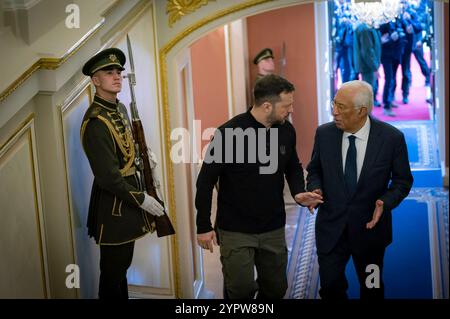 Kiew, Ukraine. Dezember 2024. Der ukrainische Präsident Wolodymyr Zelenskyj, links, eskortiert den neuen Präsidenten des Europäischen Rates Antonio Costa, rechts bei der Ankunft im Mariinskyi-Palast am 1. Dezember 2024 in Kiew, Ukraine. Kredit: Ukrainischer Ratsvorsitz/Pressestelle Des Ukrainischen Präsidenten/Alamy Live News Stockfoto