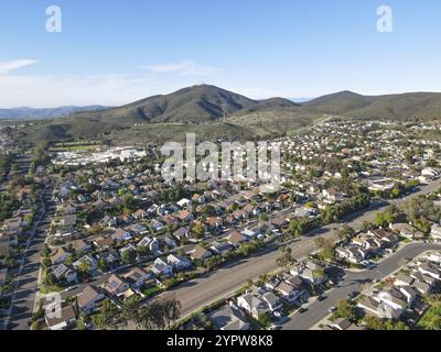 Blick aus der Vogelperspektive auf das Viertel Carmel Mountain mit Black Mountain. San Diego County, Kalifornien Stockfoto