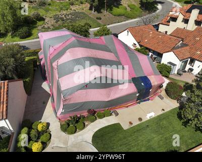 Überdachte Villa mit einem rot-grauen Zelt, während sie für Termiten begast wurde, San Diego, Kalifornien, USA. 17.. April 2022 Stockfoto