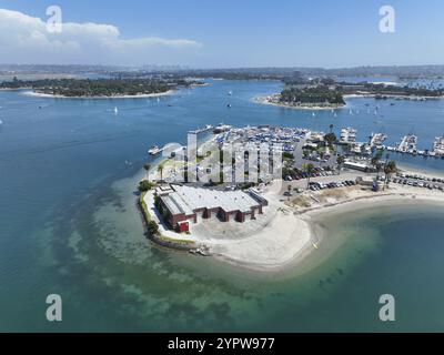 Luftaufnahme von Booten und Kajaks in der Wassersportzone Mission Bay in San Diego. Berühmtes Touristenziel, Kalifornien. USA Stockfoto