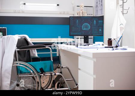 Leeres medizinisches Büro hält Computer, der neurologische Bildgebung auf dem Bildschirm anzeigt. Leere klinische Räume, die mit modernen Diagnosewerkzeugen und -Akten ausgestattet sind, warten auf die nächste Patientenuntersuchung. Stockfoto