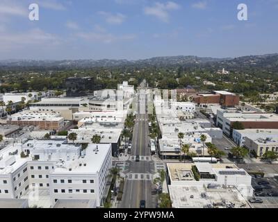 Luftaufnahme des luxuriösen Einkaufsviertels Rodeo Drive in Beverly Hills, Los Angeles, Kalifornien, USA. Juni 2021 Stockfoto