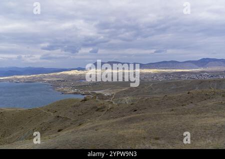 Blick vom Hang des Kap Meganom auf das Kapseltal und die Gipfel der Tokluk-Bergkette. Krim, bewölkter Tag im Oktober Stockfoto