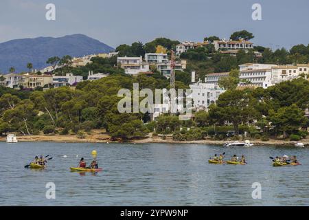 Gruppe von Kanufahrern, die entlang der Alcanada-Küste, Alcudia, Mallorca, Balearen, Spanien, Europa Stockfoto