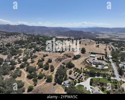 Luftaufnahme von trockenem Tal und Land mit Häusern und Scheune in Escondido, San Diego, Kalifornien Stockfoto