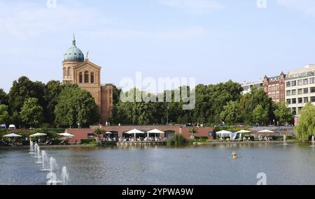 Berlin, Deutschland, 13. Juni 2021, Blick über das Engelsbecken zur St. Michael Kirche, Europa Stockfoto