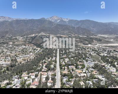 Aus der Vogelperspektive auf die wohlhabende Gemeinde Alta Loma und die Bergkette Rancho Cucamonga, Kalifornien, USA, Nordamerika Stockfoto